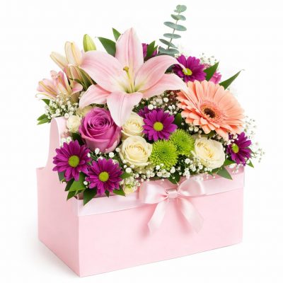 Цветы в корзинке с лилиями