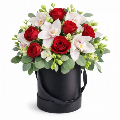 Цветы в коробке с альстромериями